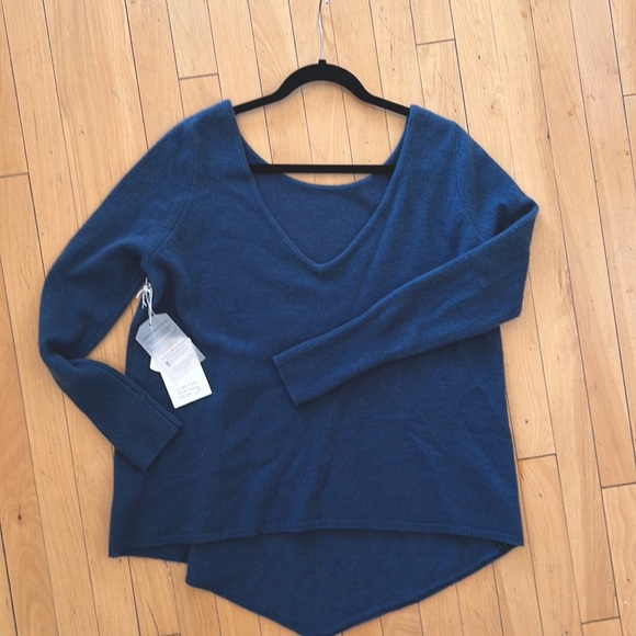 Subtle Luxury Cashmere blue high low style sweater long sleeve - Picture 5 of 5